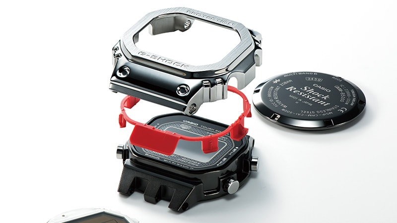 Shock resistance achieved with a full-metal case.