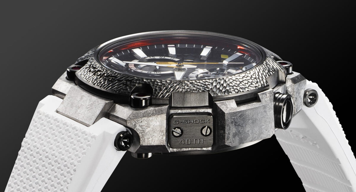 Recrystallised titanium case: Imbued with the kabuto helmet’s sense of presence